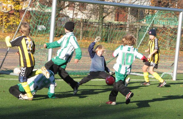 Mazie futbolisti noslēdz sezonu