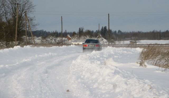 Ceļinieki un glābēji ar sniega vētru tikuši galā