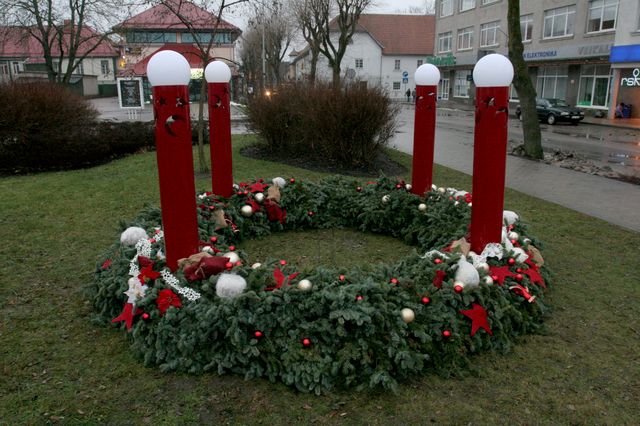 Tukuma Adventes vainagā iededzas pirmā svece