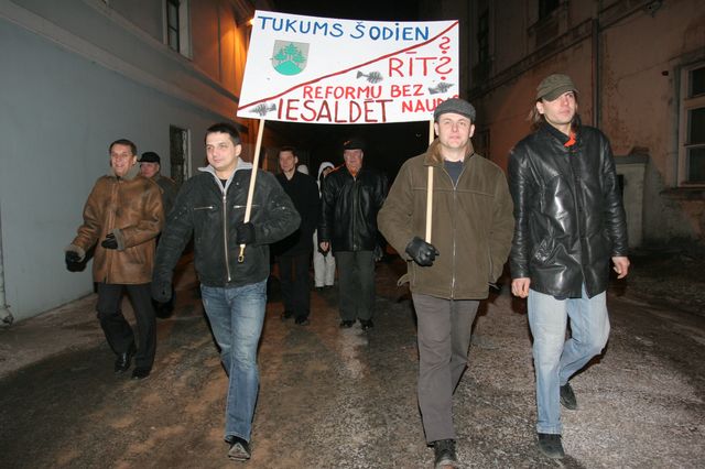 Pie Saeimas nama piketēja vairāk nekā tūkstotis cilvēku /FOTOREPORTĀŽA/