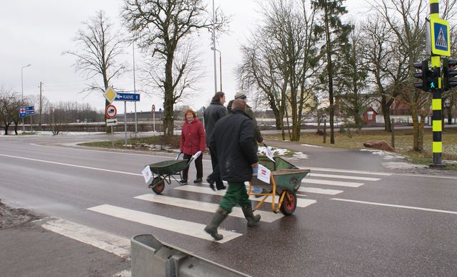 Pūrē lauksaimnieku akciju atbalsta ar ķerrām