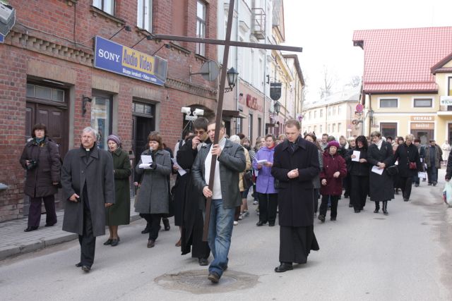 FOTO: Kristus ciešanu ceļā dodas arī kandavnieki