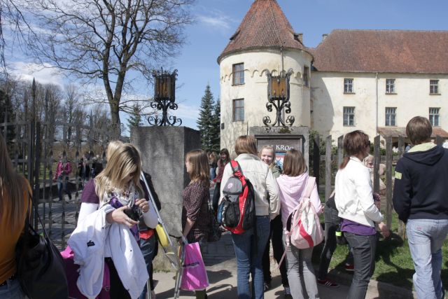 FOTO: Viduslaiku pili Jaunpilī dejotāji tricināja