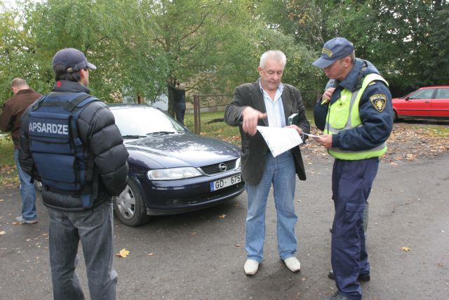 «Sāgā» demontē žogu un atkal rosās policija