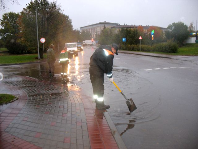 Kritušo lapu dēļ Raudas ielas vietā – ezers