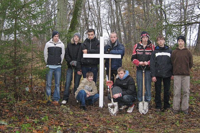 Kandavas jaunsargi atjauno karavīru piemiņas vietā Aizdzirē