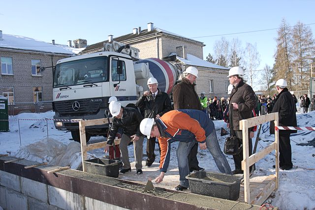 Svinīgi sāk Džūkstes vidusskolas sporta zāles celtniecību