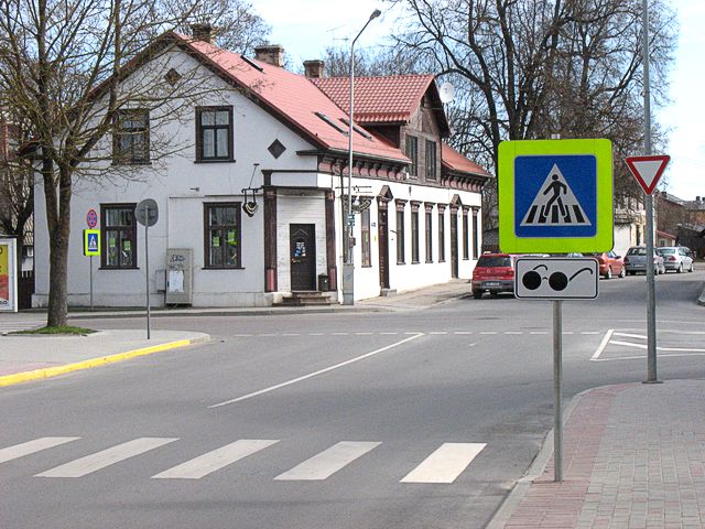 Tukumā uzlikta zīme «Neredzīgi gājēji»