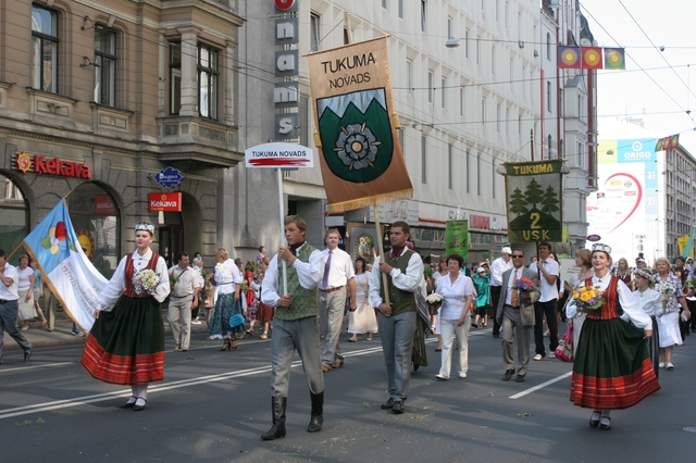 Mūsējie – Dziesmu un deju svētku gājienā