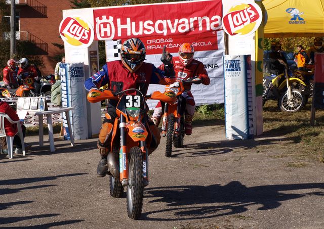 Tukumniekiem panākumi pirmajā Latvijas čempionāta enduro posmā Vidridžos