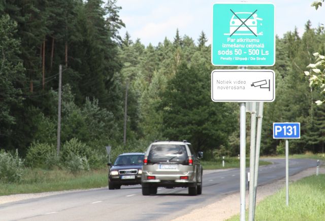 Cūkmens pie Tukuma uzstāda jaunu ceļa zīmi