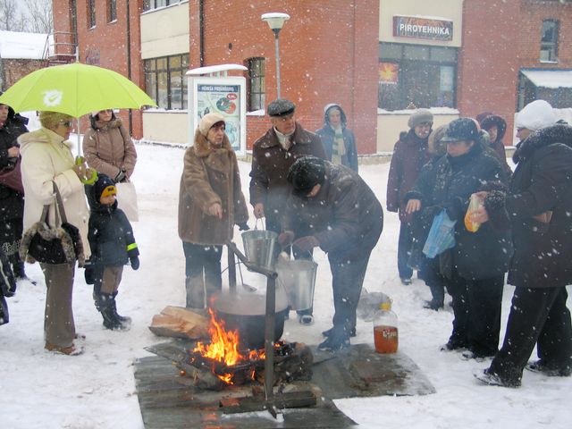 Ar karstu dzērienu cienāja nevalstiskās organizācijas