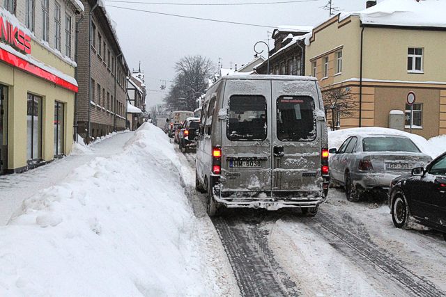 Par ielas vidū atstātu auto sodīs