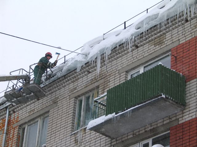 Ledus kārta uz jumta sasniedz metru