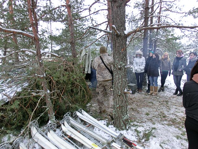 Ādažu poligonā vēro karavīru gaitas