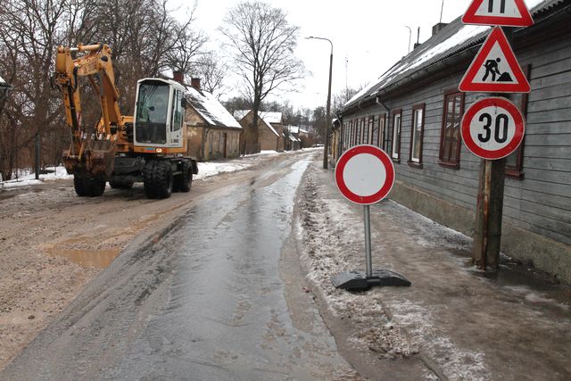 Talsu iela lejasdaļā izskalota