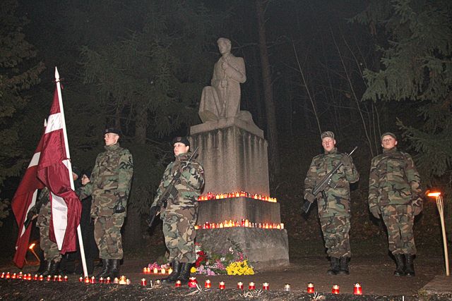 Ar Lāpu gājienu un atceres brīdi atdod godu varoņiem