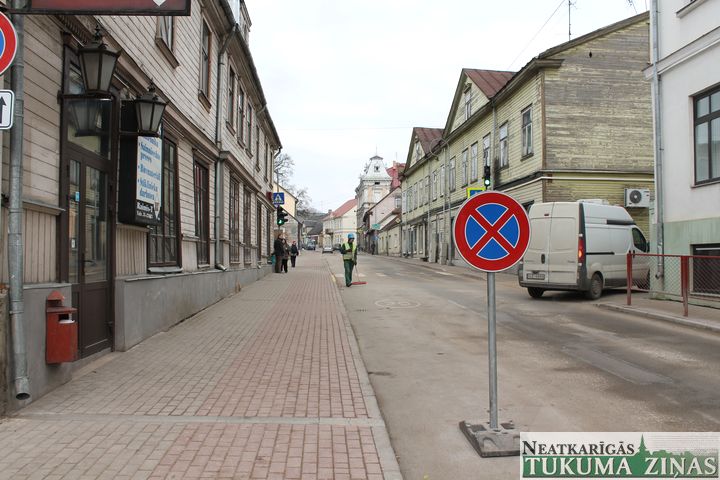 Būvniecības darbu dēļ liegta auto novietošana Lielajā ielā