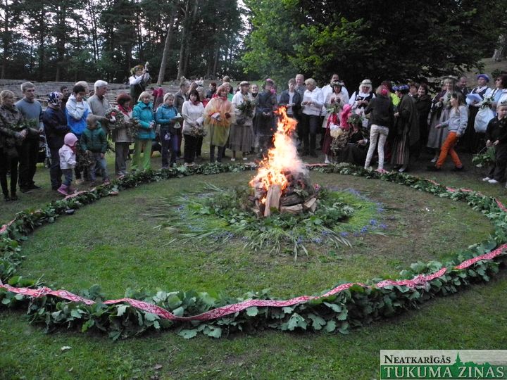 Jāņu ielīgošana Tumē un Līgo rituāls Durbes estrādē