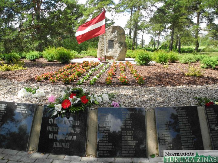 Tukumnieki piemin komunistiskā genocīda upurus