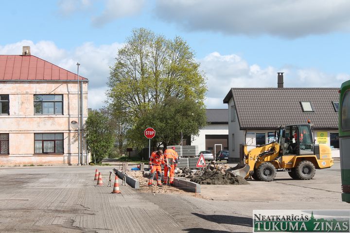 Tukuma ielās turpinās bedrīšu remonts