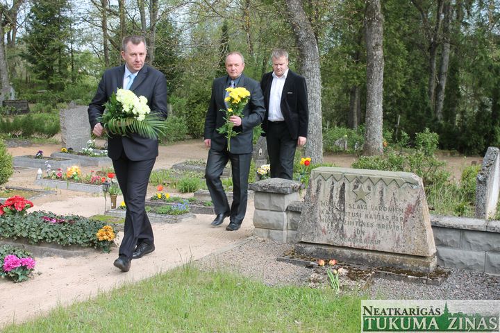 Tukuma novada vadība godina kritušos