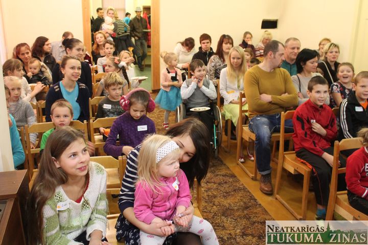 Tukuma adventisti svētku prieku dāvā 60 ģimenēm /FOTO/