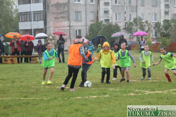 Pienavā atklāts futbola laukums /FOTO/