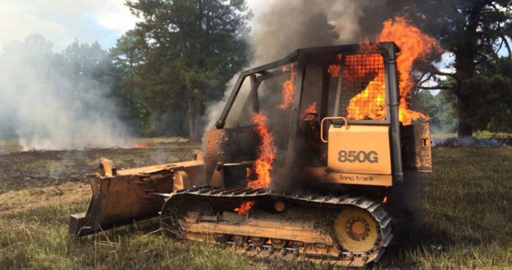 Dedzina kūlu un deg buldozers