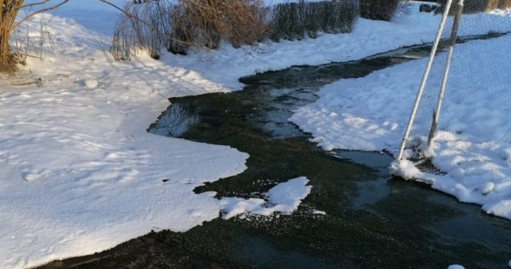 Bērnudārza «Vālodzīte» teritorijā plīsusi caurule/Papaildināts/