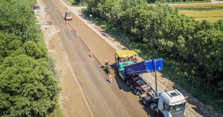 Fotoreportāža: kā notiek remontdarbi uz reģionālā autoceļa Tukums-Kuldīga starp Tumi un Sātiem