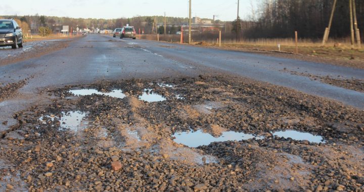 Dziļas bedres uz ceļa Tukums-Kuldīga.  Braucam uzmanīgi!