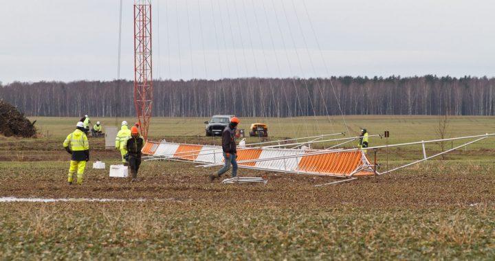 Pienavā uzstāda meteoroloģisko mastu vēja mērījumu veikšanai/FOTO/