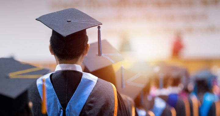 Ieguldījums augstākajā izglītībā: izpratne par studentu kredītiem un finansiālo palīdzību