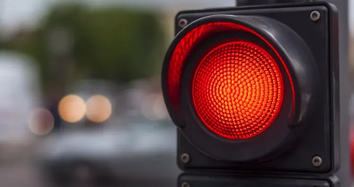 Autovadītāju ievērībai: aicinām ievērot satiksmes ierobežojumus būvdarbu posmos un neiebraukt pie sarkanās gaismas
