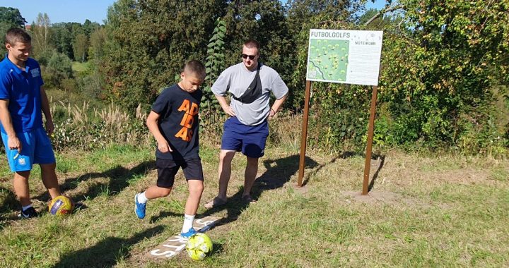 Kandavā atklāts futbolgolfa laukums/FOTO/