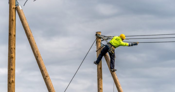 «Sadales tīkls» gatavojas darbam prognozētās vētras laikā; iedzīvotājus aicina rūpēties par personīgo drošību