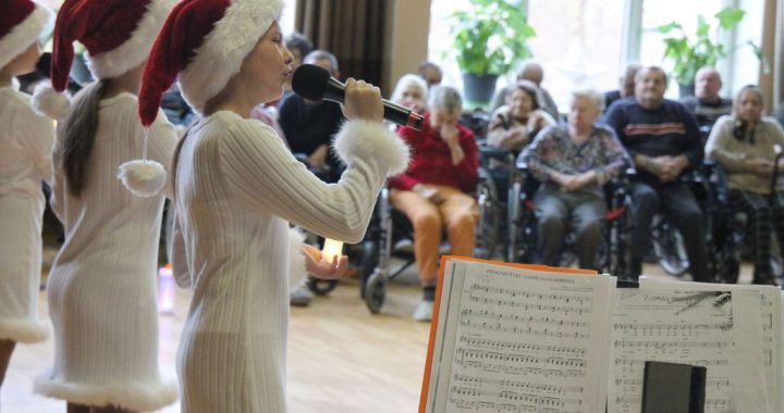 Bērni dāvina koncertu un sūta Ziemassvētku sveicienus senioriem/FOTO/