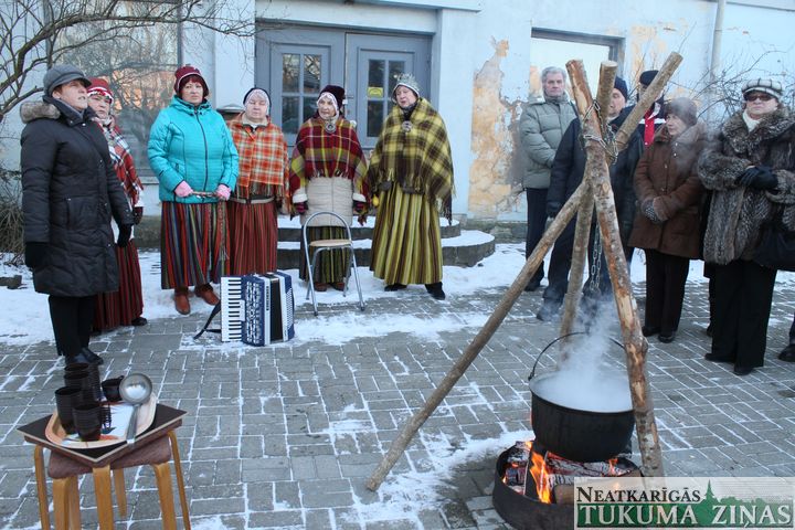 Tukumā iekurts Barikāžu piemiņas ugunskurs /FOTO/