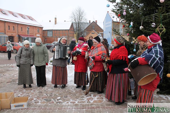 Katrīnas laukuma egle izrotāta