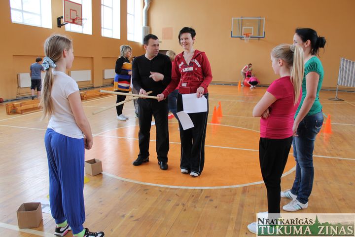 Projektu nedēļas noslēgumā skolēni sporto kopā ar vecākiem